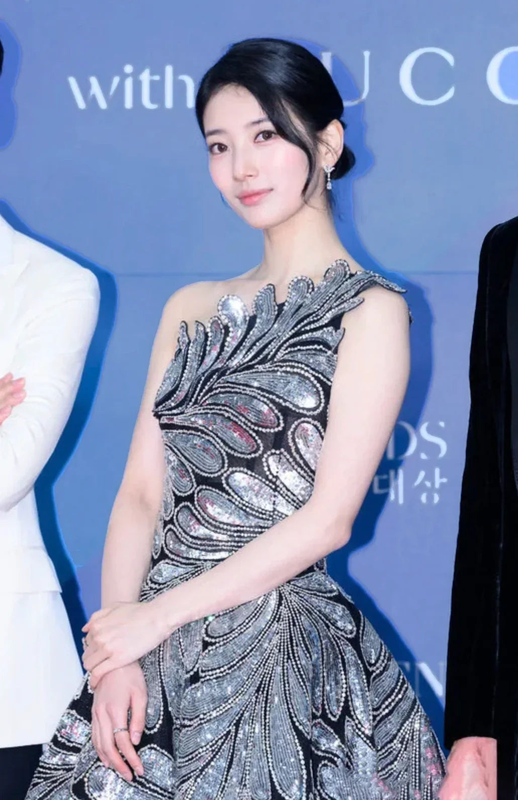 [Baeksang Arts Awards] Radiant Like a Peacock – Suzy Shines in a Dress Inspired by Korea's Mother-of-Pearl Glow