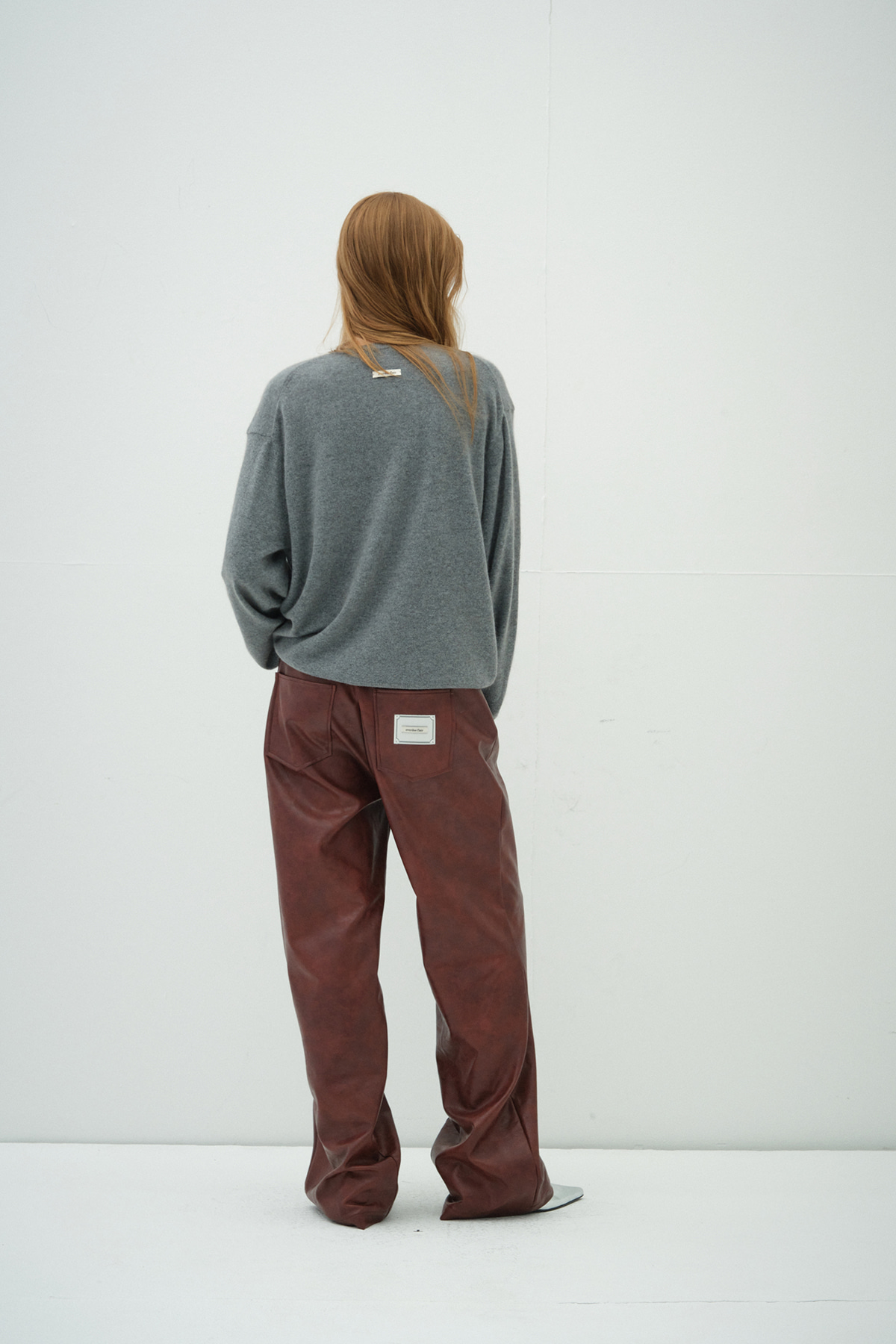 Overdue flair  RACCOON V-NECK KNIT_GREY_FW2025