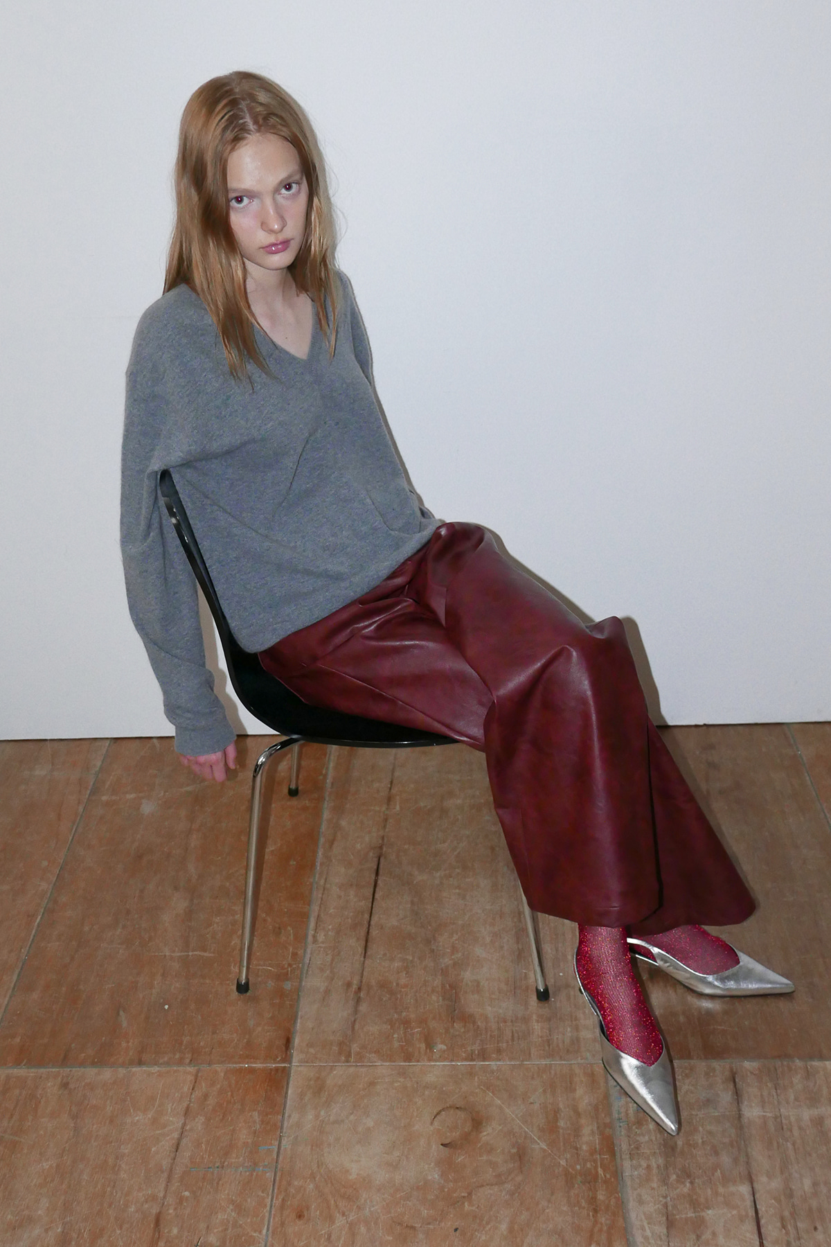 Overdue flair  RACCOON V-NECK KNIT_GREY_FW2025