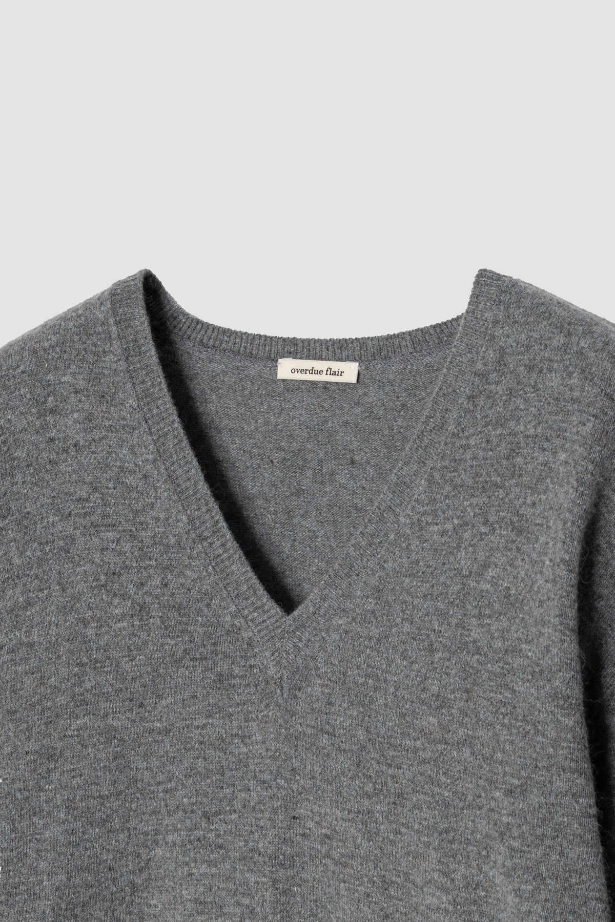 Overdue flair  RACCOON V-NECK KNIT_GREY_FW2025