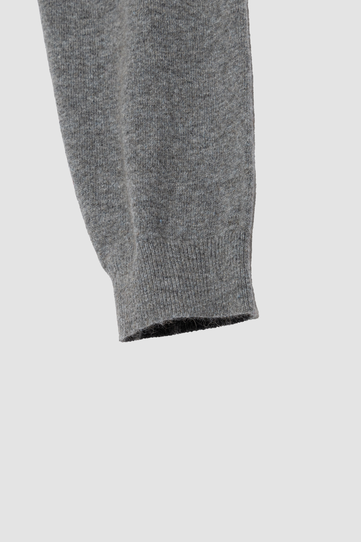Overdue flair  RACCOON V-NECK KNIT_GREY_FW2025