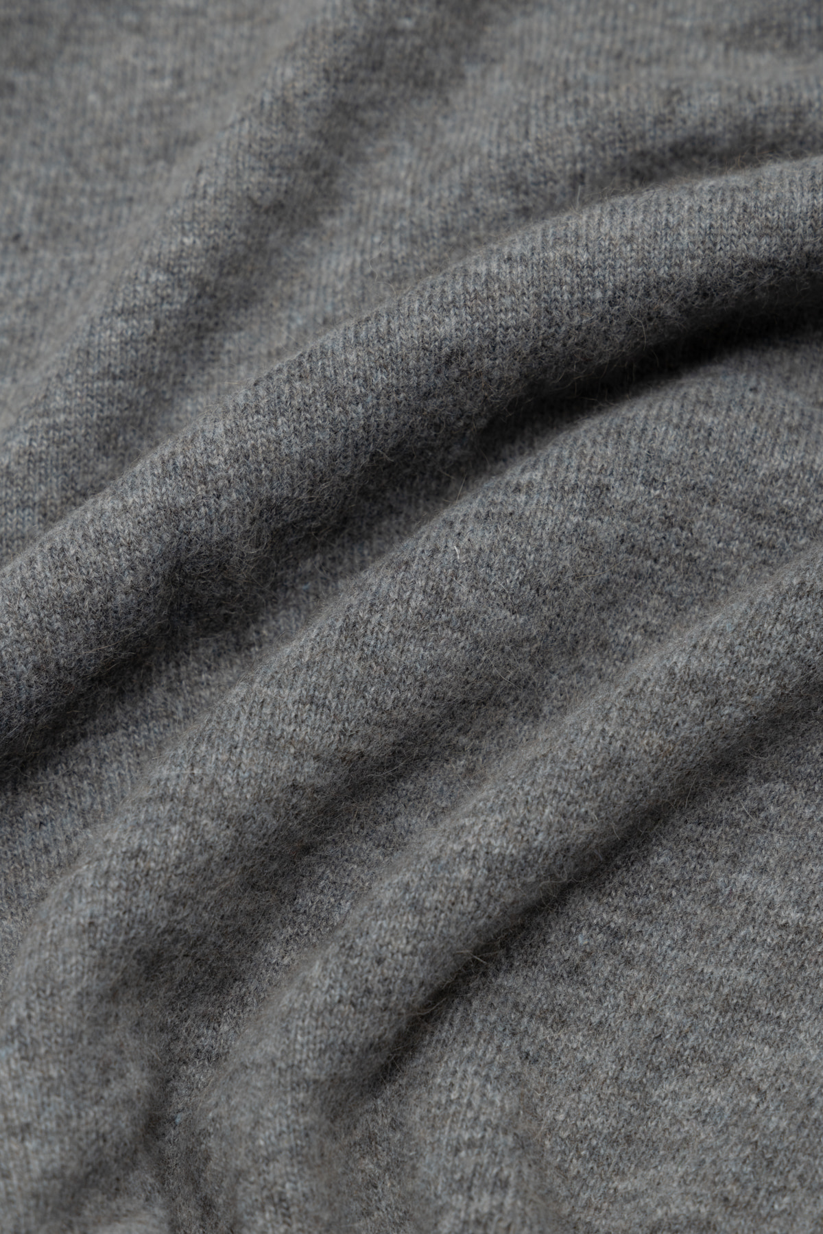 Overdue flair  RACCOON V-NECK KNIT_GREY_FW2025