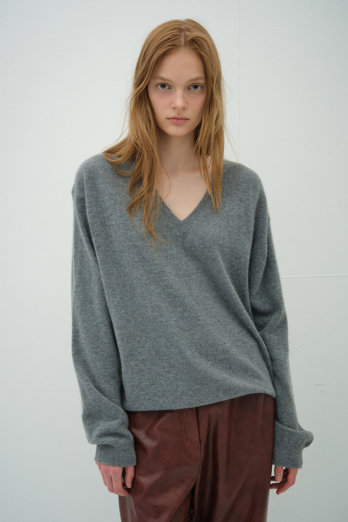 Overdue flair  RACCOON V-NECK KNIT_GREY_FW2025