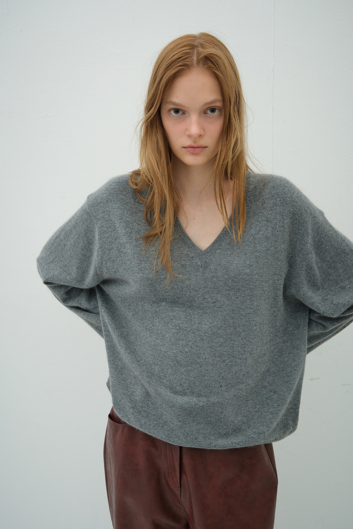 Overdue flair  RACCOON V-NECK KNIT_GREY_FW2025