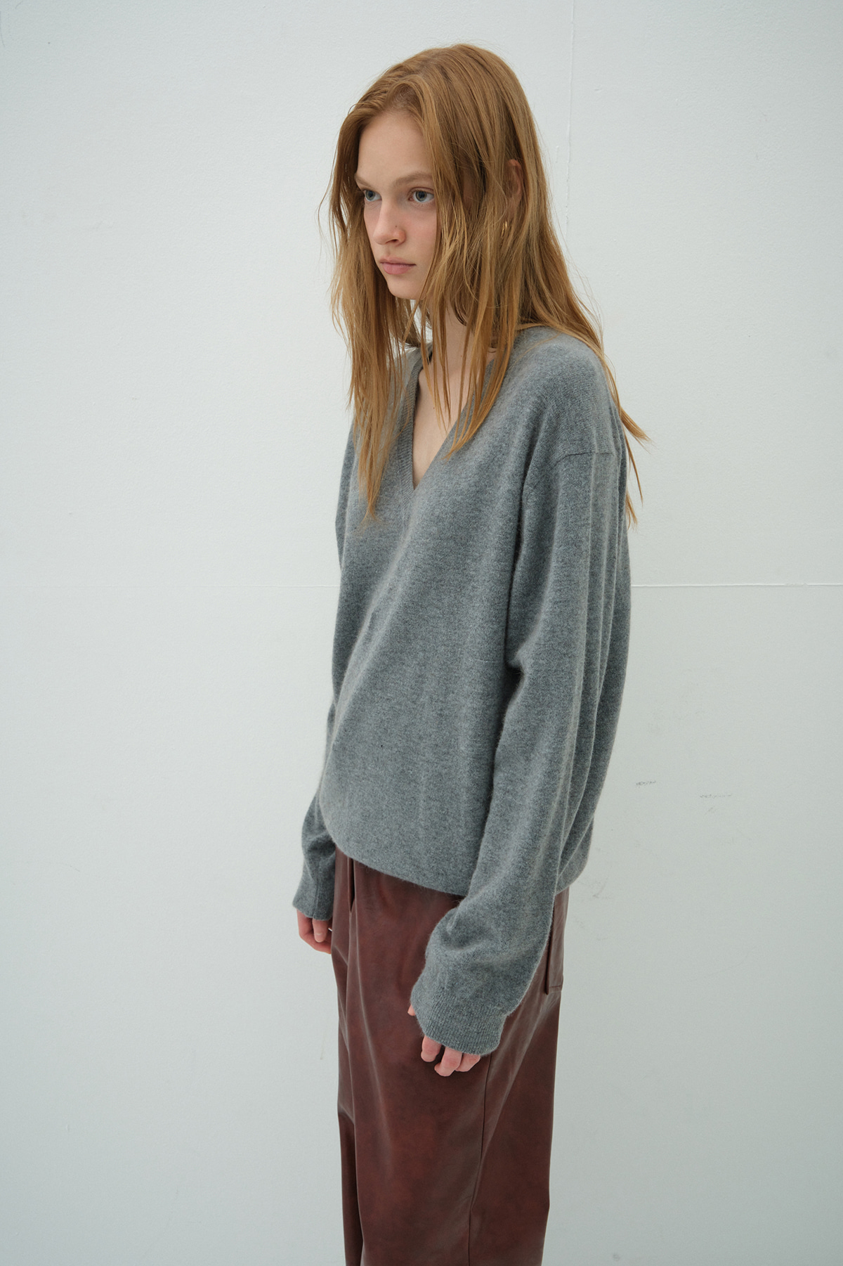 Overdue flair  RACCOON V-NECK KNIT_GREY_FW2025