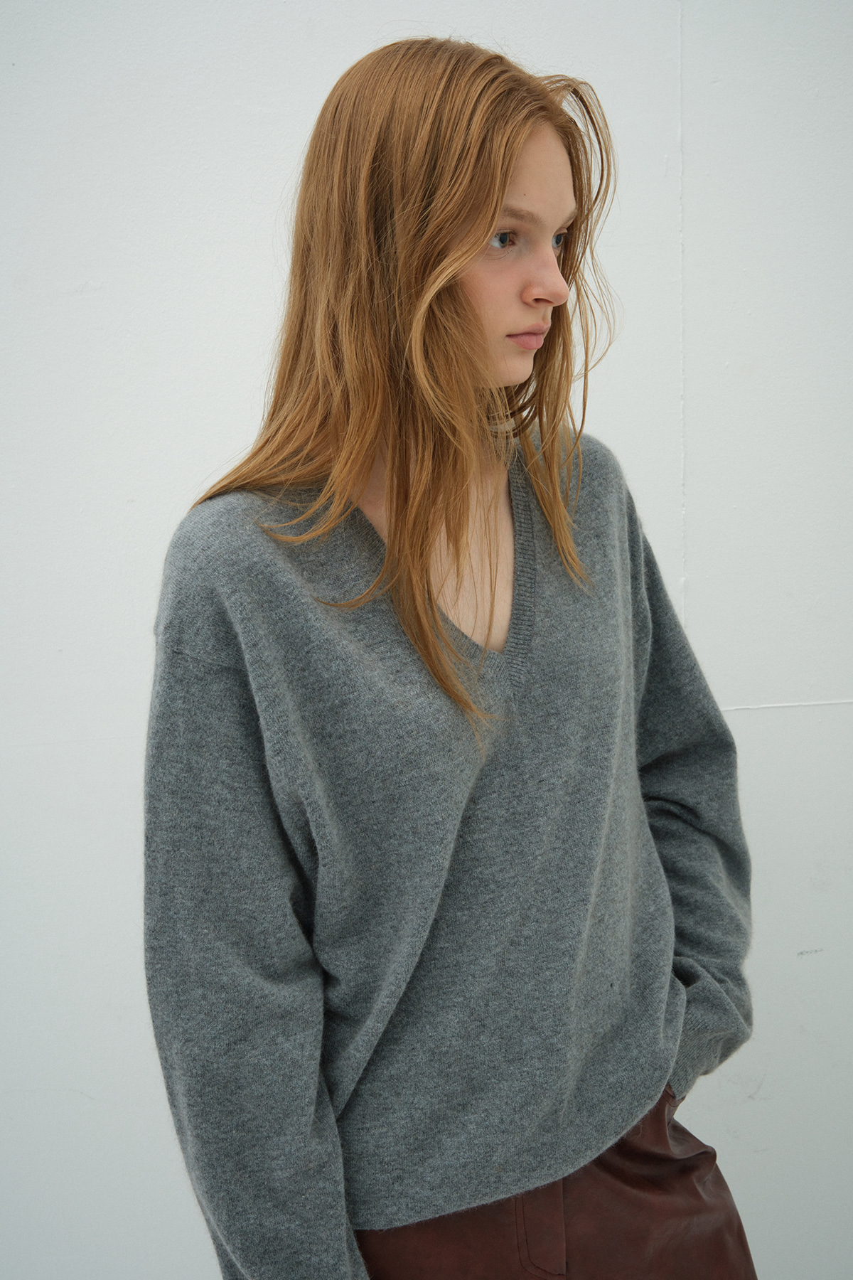 Overdue flair  RACCOON V-NECK KNIT_GREY_FW2025