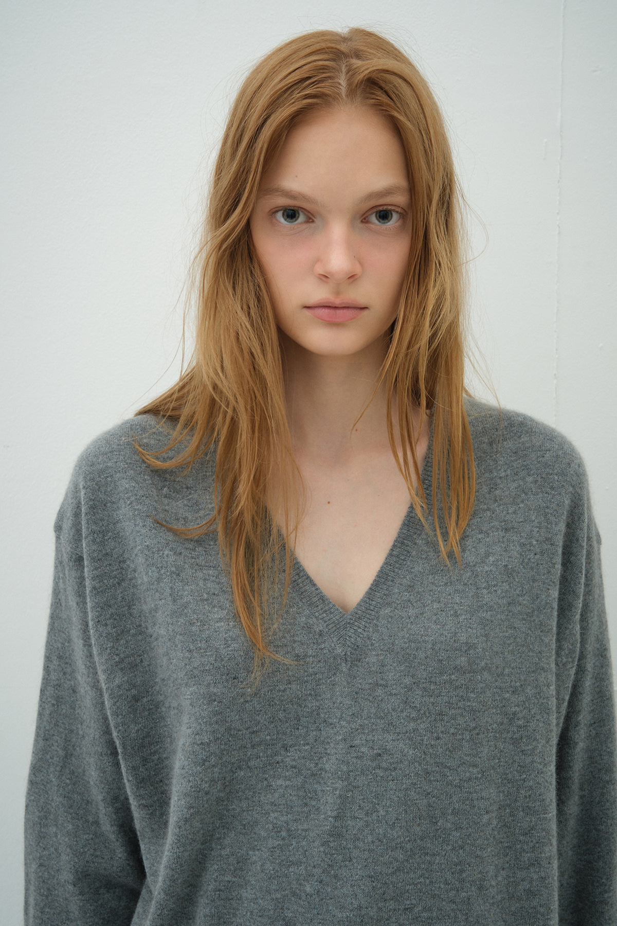 Overdue flair  RACCOON V-NECK KNIT_GREY_FW2025