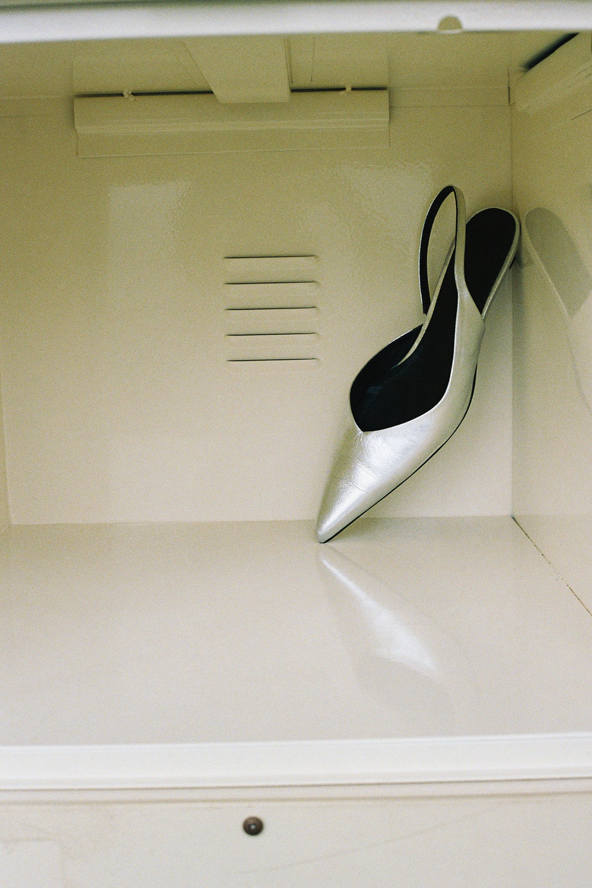 Overdue Flair  [EXCLUSIVE] OVERDUE KITTEN HEELED SLINGBACK_METALLIC SILVER_FW2025