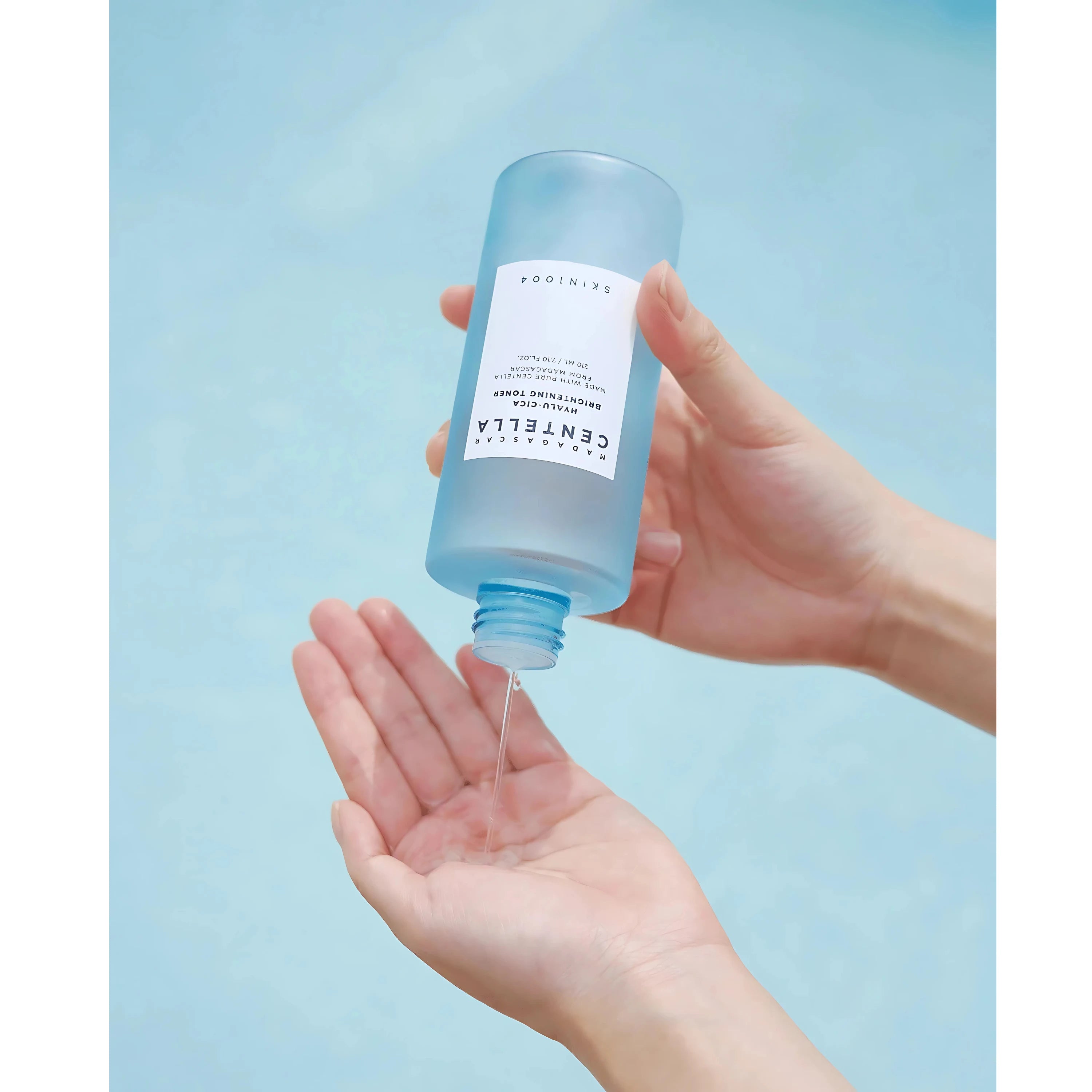 Skin1004_madagascar_centella_hyalu-cica_brightening_toner_210ml_main_img-01.webp