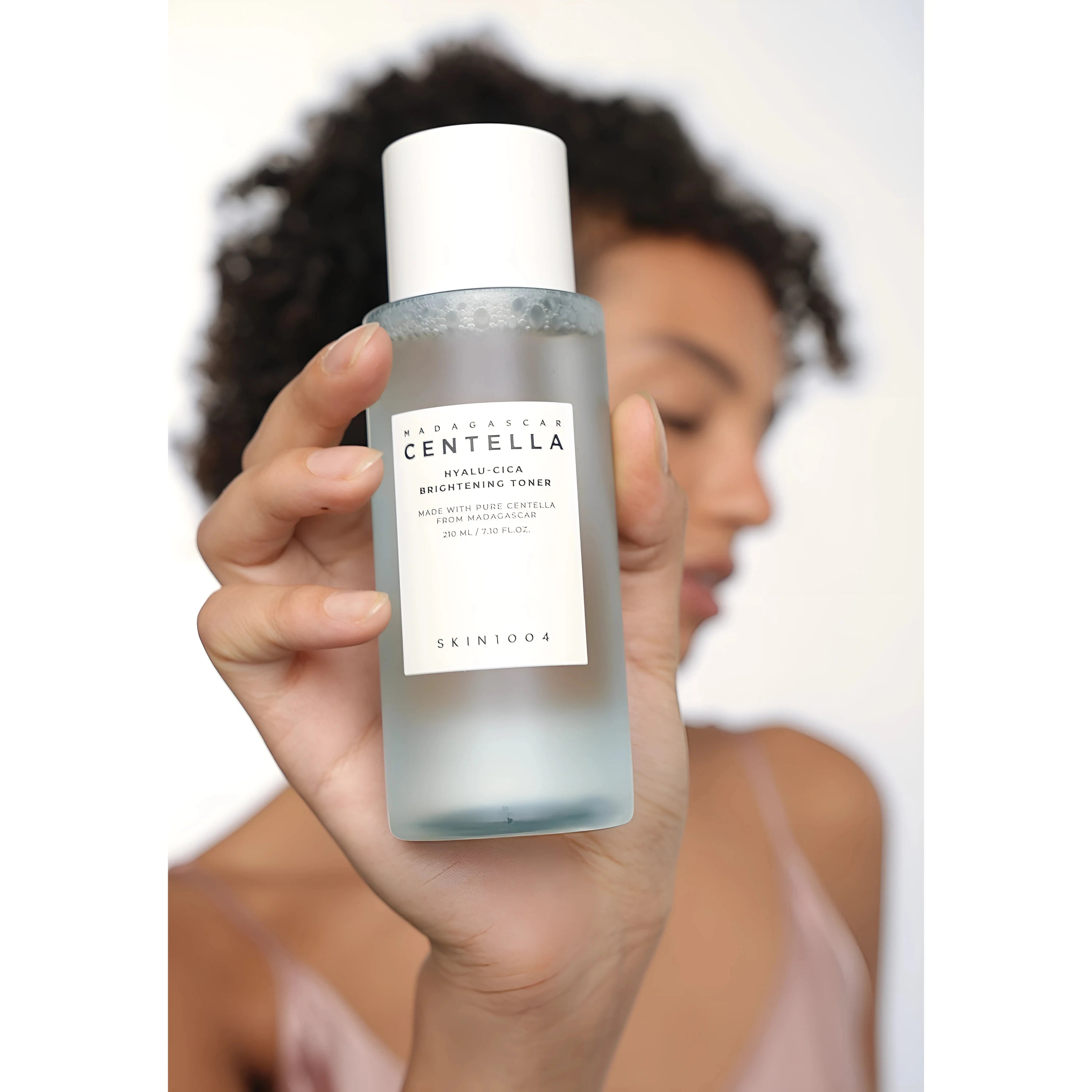 Skin1004_madagascar_centella_hyalu-cica_brightening_toner_210ml_main_img-02.webp