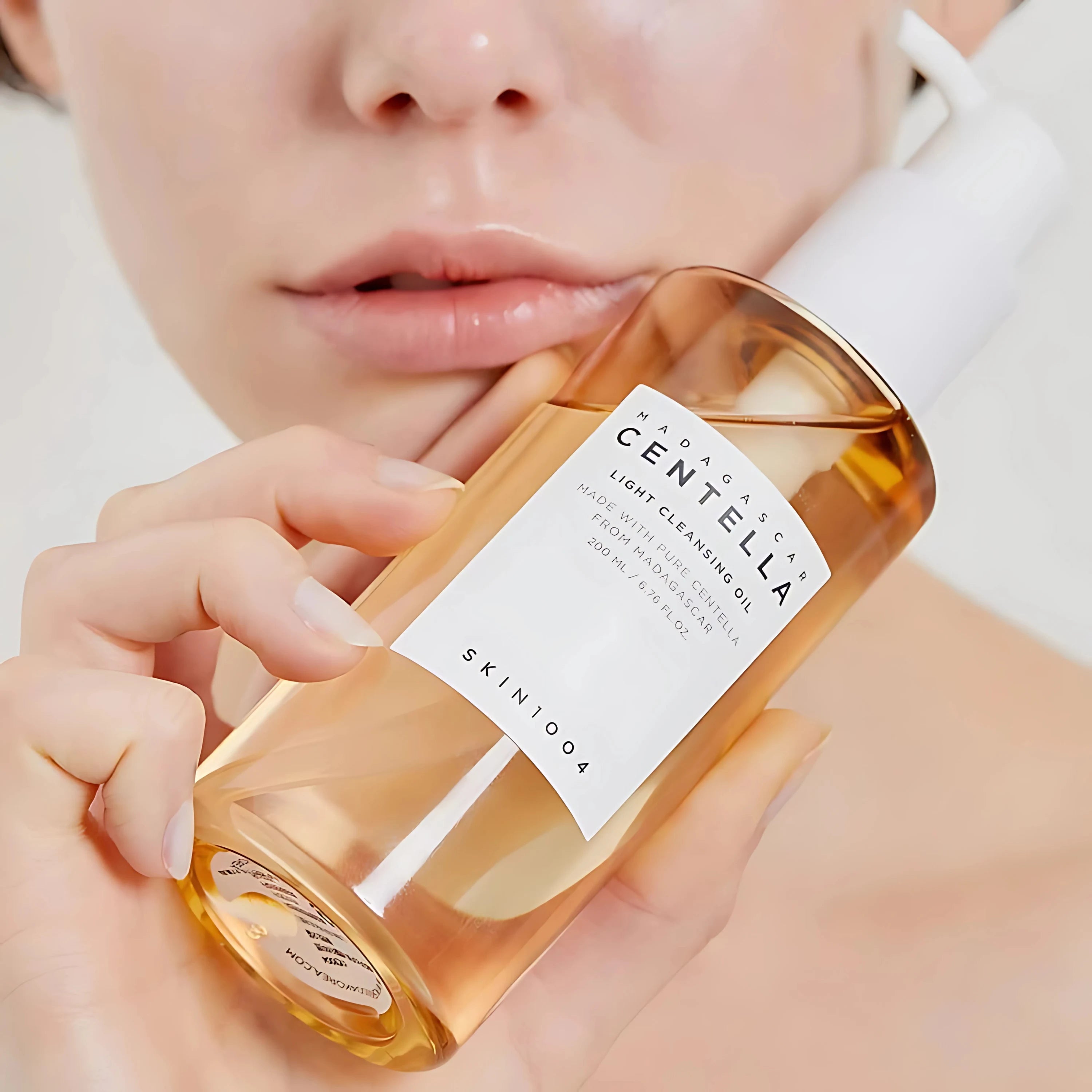 Skin1004_madagascar_centella_light_cleansing_oil_200ml_main_img-01.webp